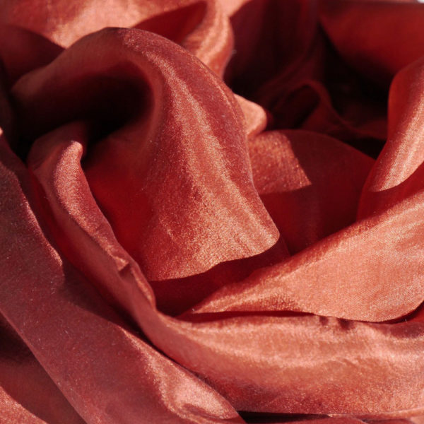 l'habit en roses, Créatrice de couleurs, L’habit en roses révèle la couleur des plantes sur les fibres textiles.